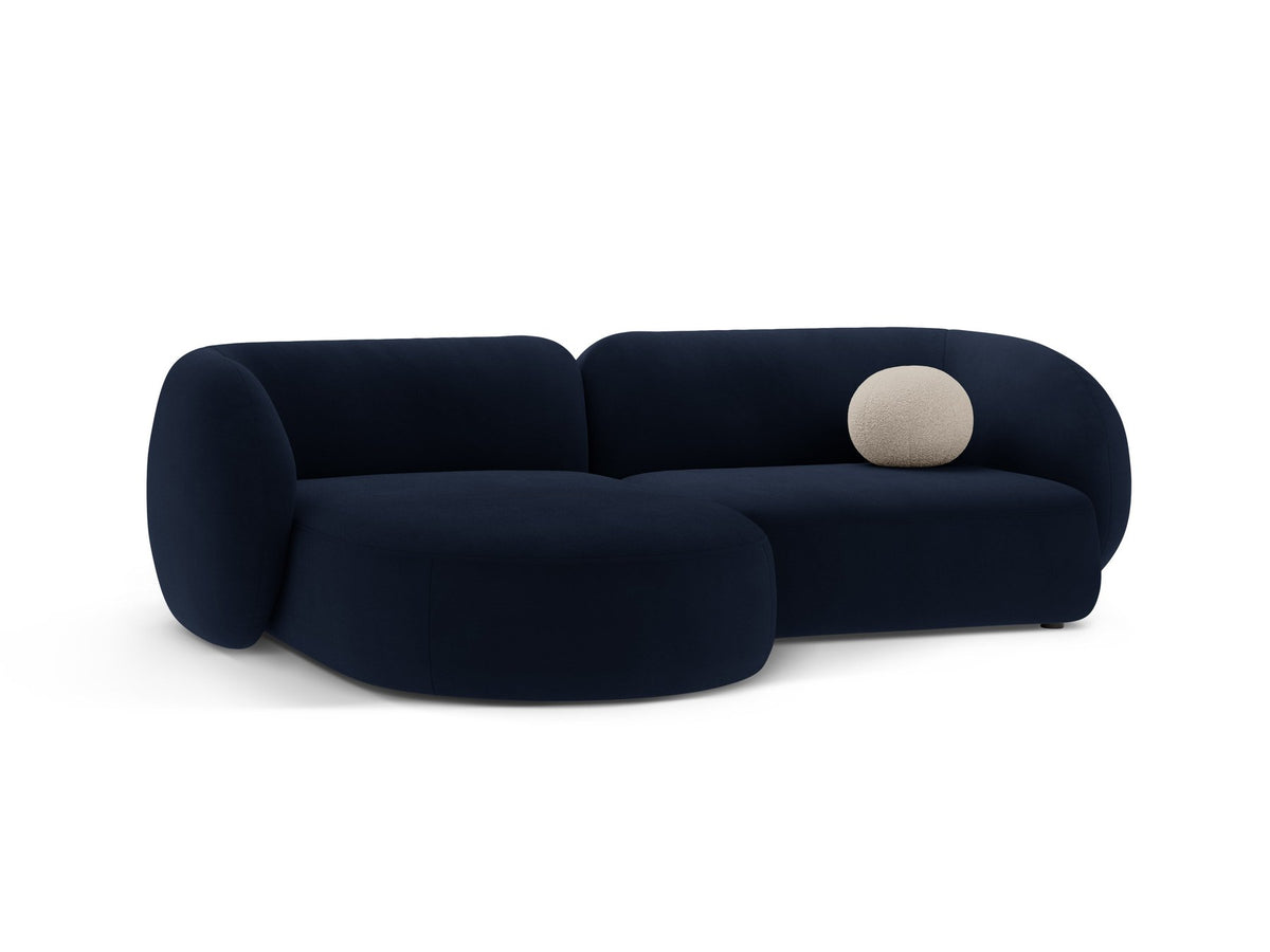 Weisses Ecksofa links Kate von Micadoni mit Baloo-Stoffbezug, schwarzen Kunststoffbeinen und modularem Aufbau, Masse 255x176x76 cm