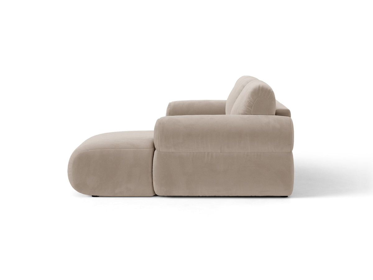 Beiges L-förmiges Ecksofa Ophelia von Micadoni mit Liberty-Stoffbezug, schwarzen Kunststoffbeinen und niedriger Rückenlehne, seitliche Ansicht.