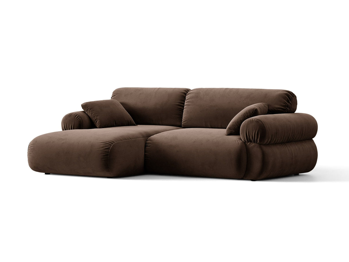 Beiges L-förmiges Ecksofa Ophelia von Micadoni mit Liberty-Stoffbezug, schwarzen Kunststoffbeinen und niedriger Rückenlehne, seitliche Ansicht.