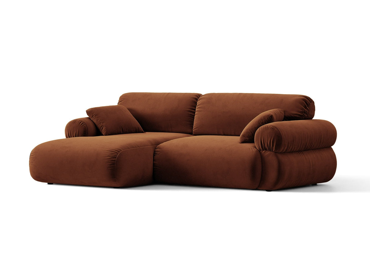 Beiges L-förmiges Ecksofa Ophelia von Micadoni mit Liberty-Stoffbezug, schwarzen Kunststoffbeinen und niedriger Rückenlehne, seitliche Ansicht.
