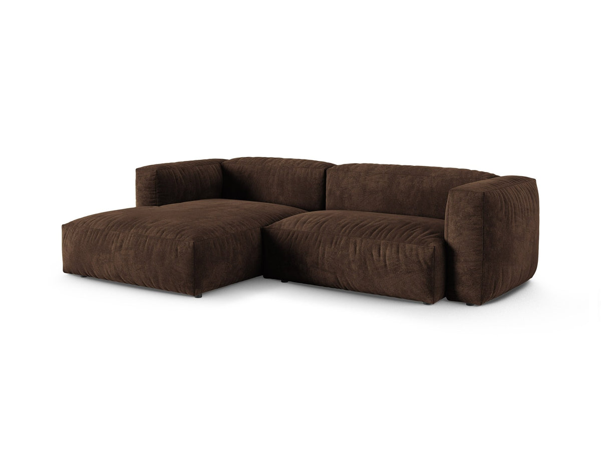 Ecksofa links Martina von Micadoni in Schokolade-Veloursstoff, XL-Grösse mit Polypropylen-Beinen und modularer Sitzfläche.