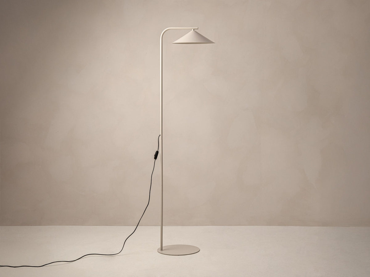 Stehlampe Nocte von Micadoni in Beige mit schlankem Metallgestell und kegelförmigem Stoffschirm, Höhe 160 cm, Breite 41 cm.