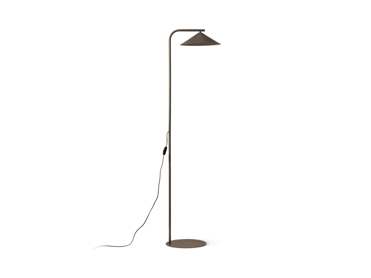 Stehlampe Nocte von Micadoni in Beige mit schlankem Metallgestell und kegelförmigem Stoffschirm, Höhe 160 cm, Breite 41 cm.