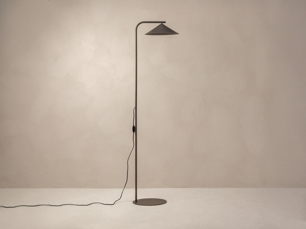 Stehlampe Nocte von Micadoni in Beige mit schlankem Metallgestell und kegelförmigem Stoffschirm, Höhe 160 cm, Breite 41 cm.
