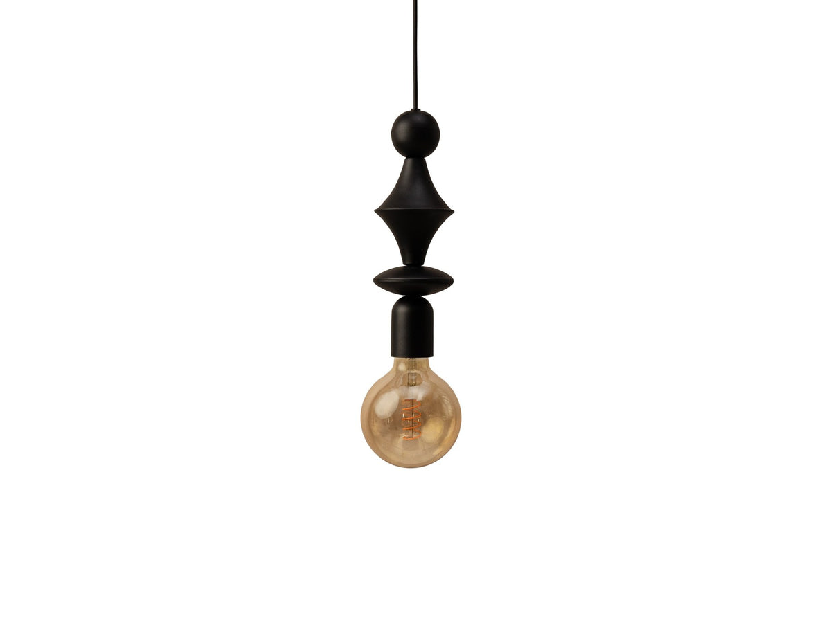 Schwarze Halo Pendelleuchte von Micadoni aus Metall mit schlankem, geometrischem Lampenschirm und sichtbarer E27-Fassung, Höhe 150 cm.