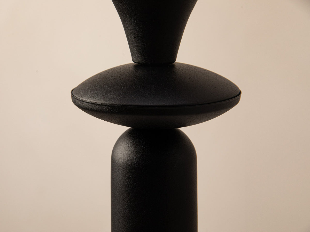 Schwarze Halo Pendelleuchte von Micadoni aus Metall mit schlankem, geometrischem Lampenschirm und sichtbarer E27-Fassung, Höhe 150 cm.
