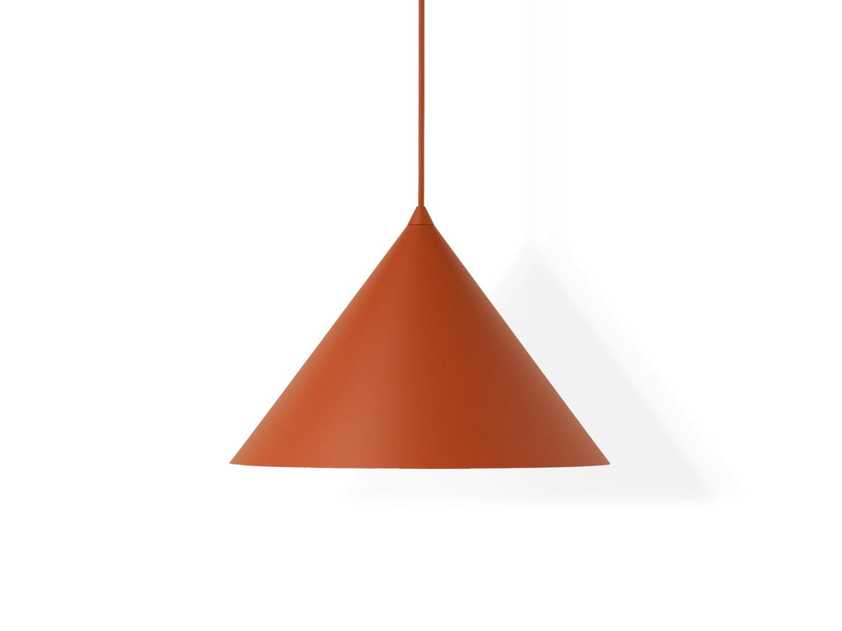 Pendelleuchte Timbo von Micadoni in Ziegel, konischer Schirm aus lackiertem Stahl, Fassung für E27-Leuchtmittel, minimalistisches Design