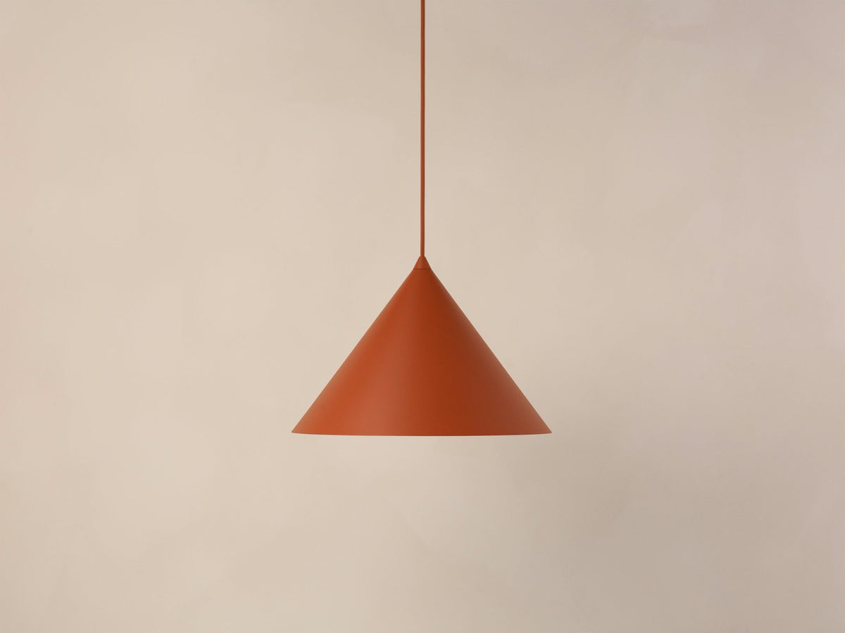 Pendelleuchte Timbo von Micadoni in Ziegel, konischer Schirm aus lackiertem Stahl, Fassung für E27-Leuchtmittel, minimalistisches Design
