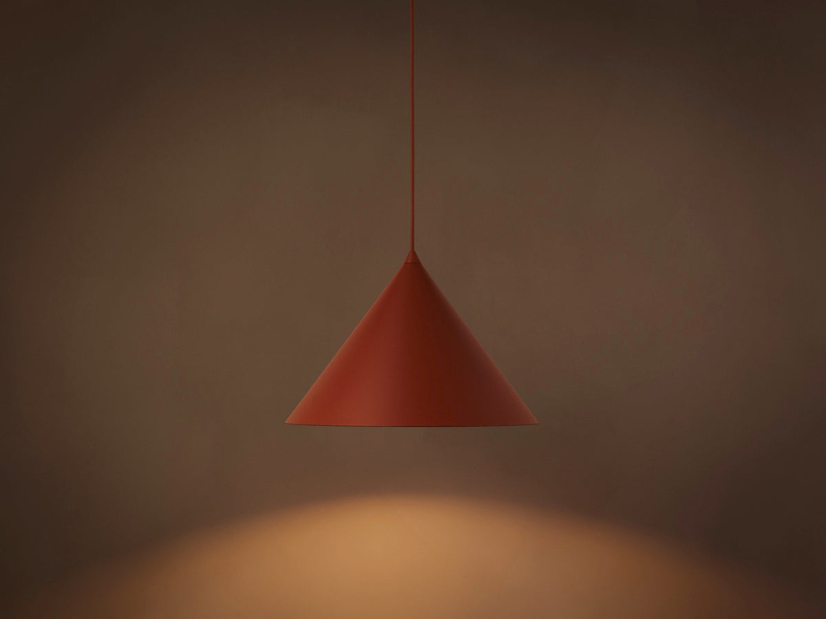 Pendelleuchte Timbo von Micadoni in Ziegel, konischer Schirm aus lackiertem Stahl, Fassung für E27-Leuchtmittel, minimalistisches Design