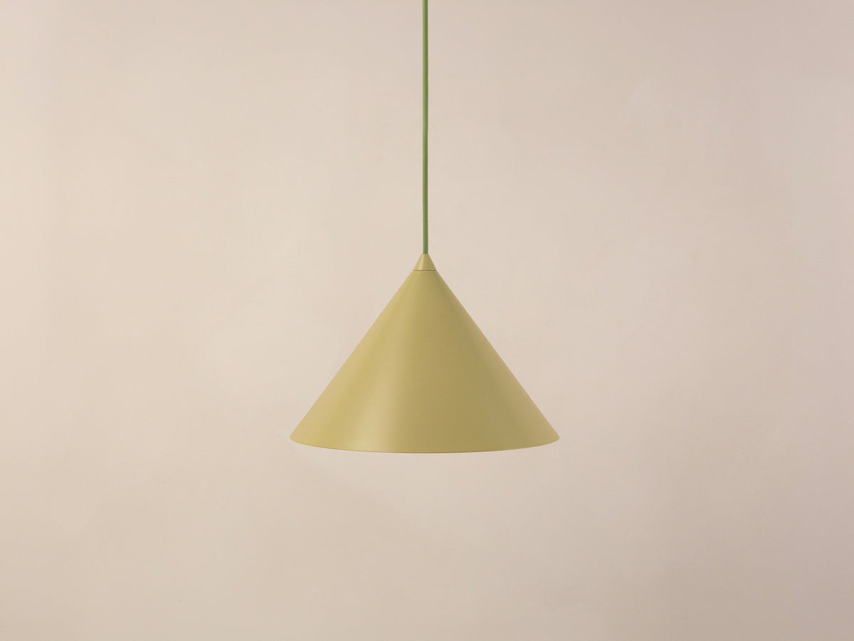 Pendelleuchte Timbo von Micadoni in Ziegel, konischer Schirm aus lackiertem Stahl, Fassung für E27-Leuchtmittel, minimalistisches Design