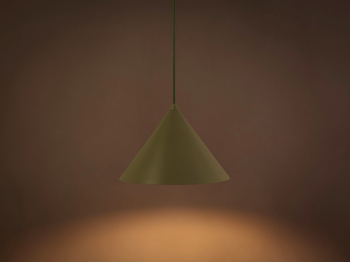 Pendelleuchte Timbo von Micadoni in Ziegel, konischer Schirm aus lackiertem Stahl, Fassung für E27-Leuchtmittel, minimalistisches Design
