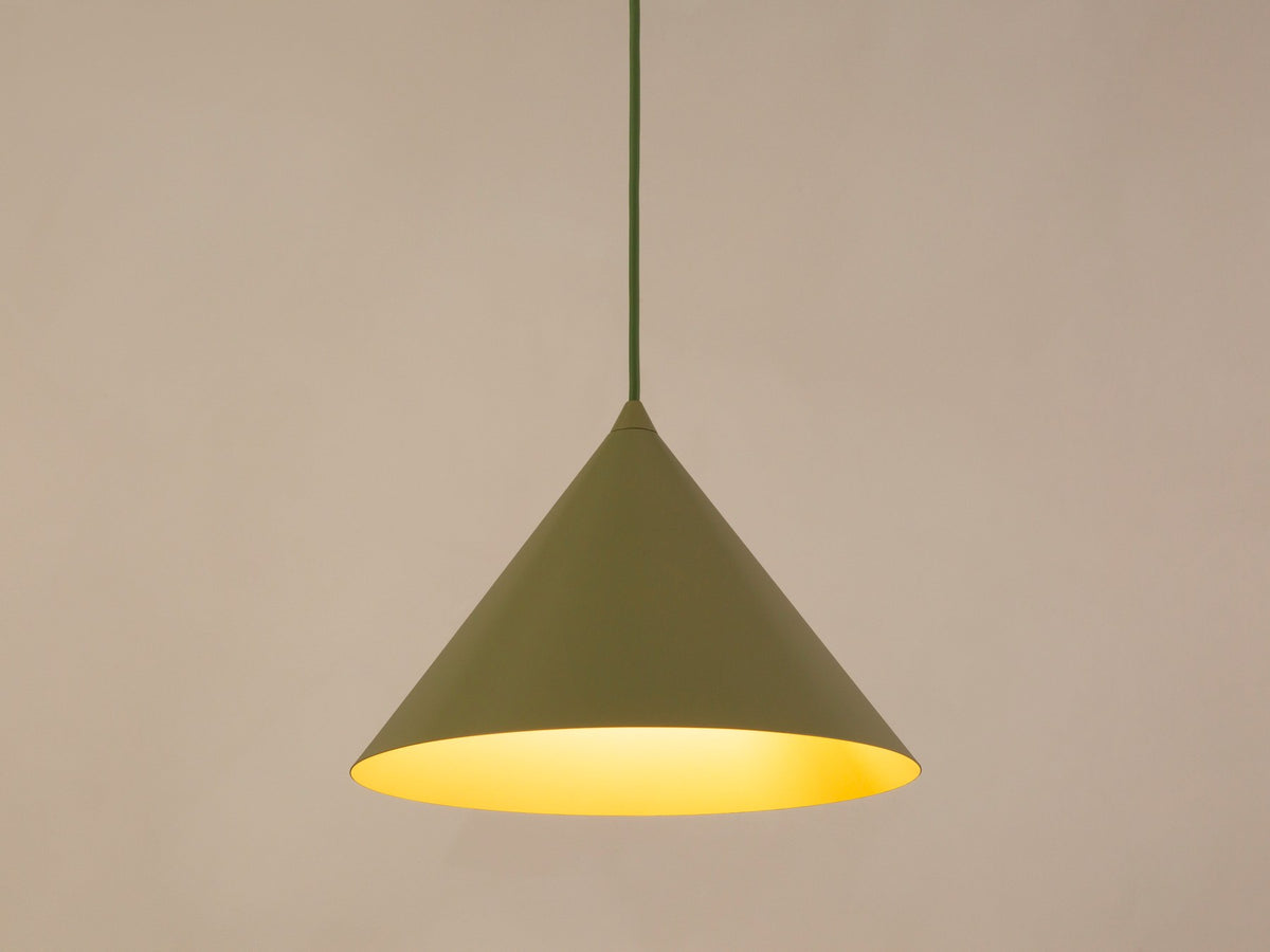 Pendelleuchte Timbo von Micadoni in Ziegel, konischer Schirm aus lackiertem Stahl, Fassung für E27-Leuchtmittel, minimalistisches Design