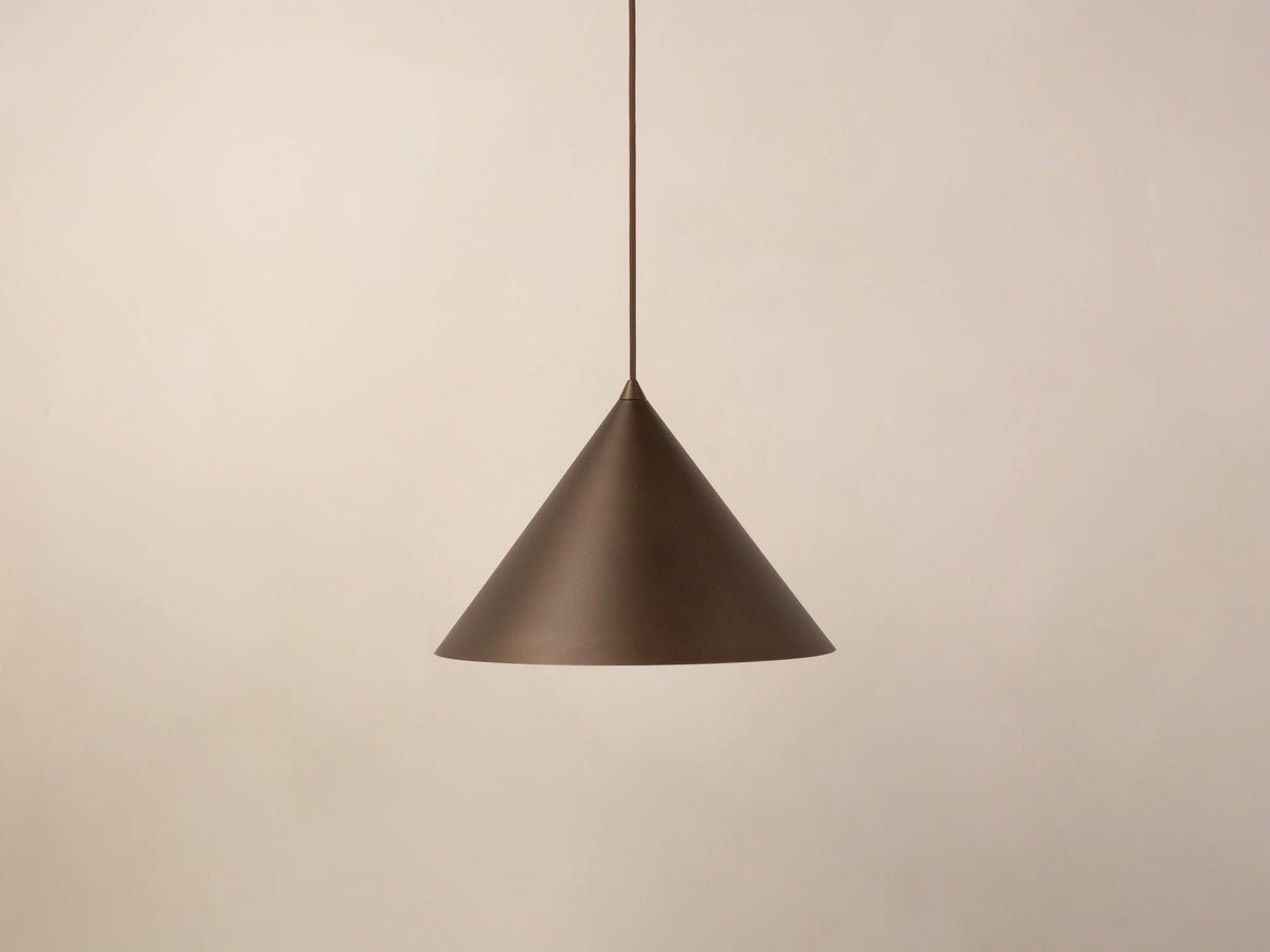 Pendelleuchte Timbo von Micadoni in Ziegel, konischer Schirm aus lackiertem Stahl, Fassung für E27-Leuchtmittel, minimalistisches Design