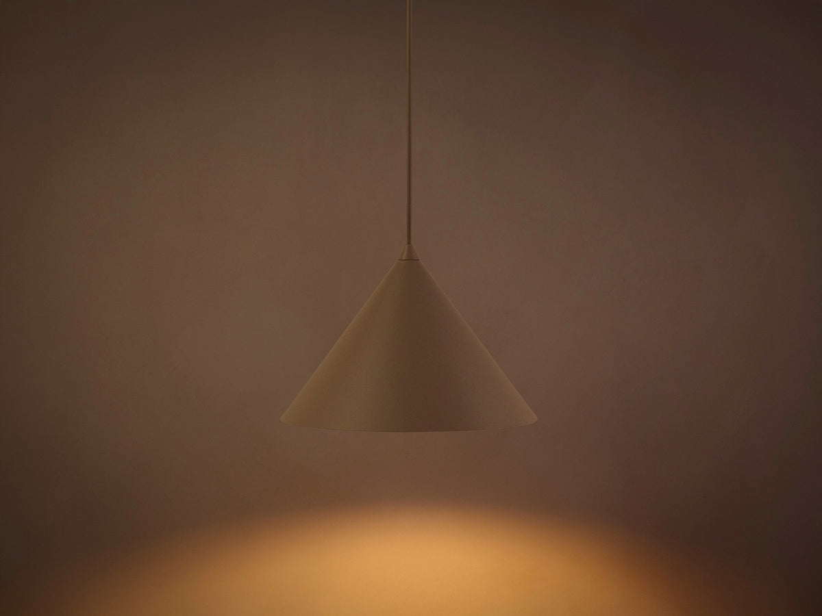 Pendelleuchte Timbo von Micadoni in Ziegel, konischer Schirm aus lackiertem Stahl, Fassung für E27-Leuchtmittel, minimalistisches Design