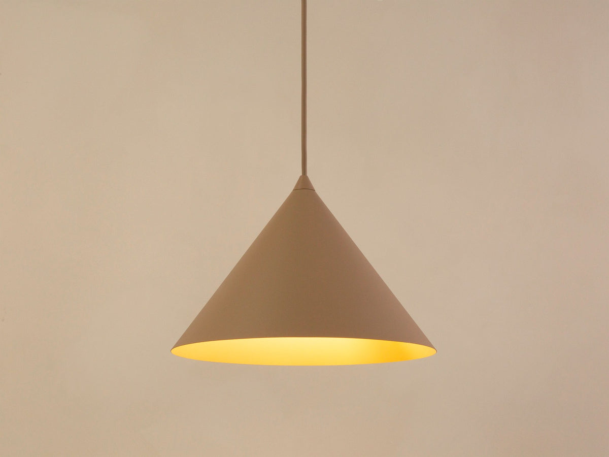 Pendelleuchte Timbo von Micadoni in Ziegel, konischer Schirm aus lackiertem Stahl, Fassung für E27-Leuchtmittel, minimalistisches Design