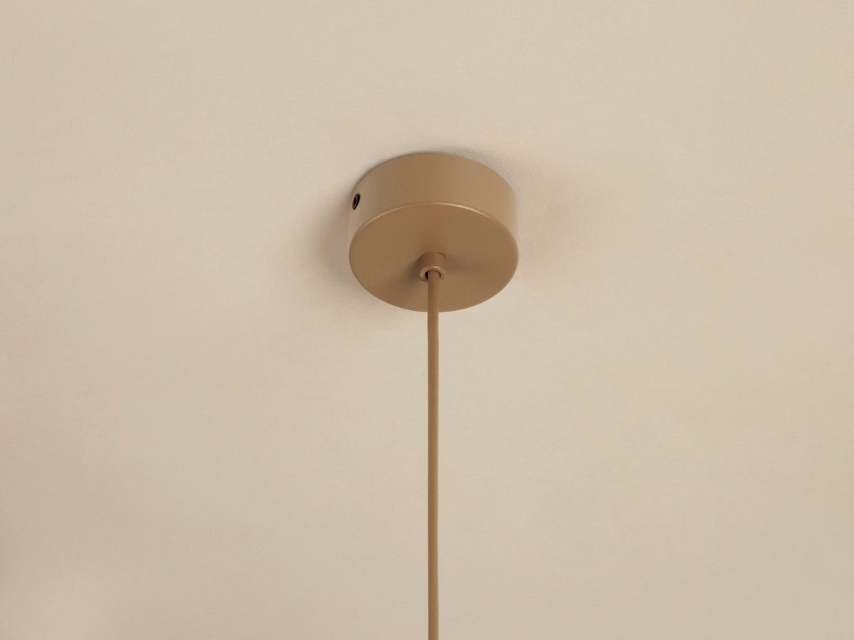 Pendelleuchte Timbo von Micadoni in Ziegel, konischer Schirm aus lackiertem Stahl, Fassung für E27-Leuchtmittel, minimalistisches Design