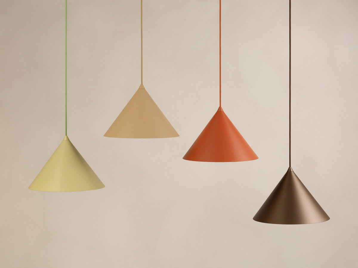 Pendelleuchte Timbo von Micadoni in Ziegel, konischer Schirm aus lackiertem Stahl, Fassung für E27-Leuchtmittel, minimalistisches Design