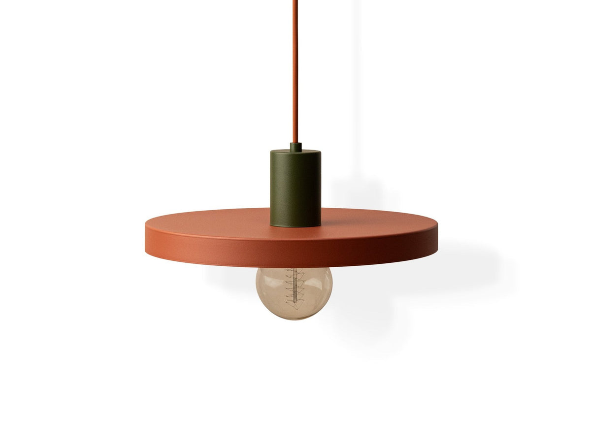 Grüne Ori Pendelleuchte von Micadoni mit rundem Metallschirm im Retro-Design, offene Fassung für Filament-Leuchtmittel, Höhe 145 cm.