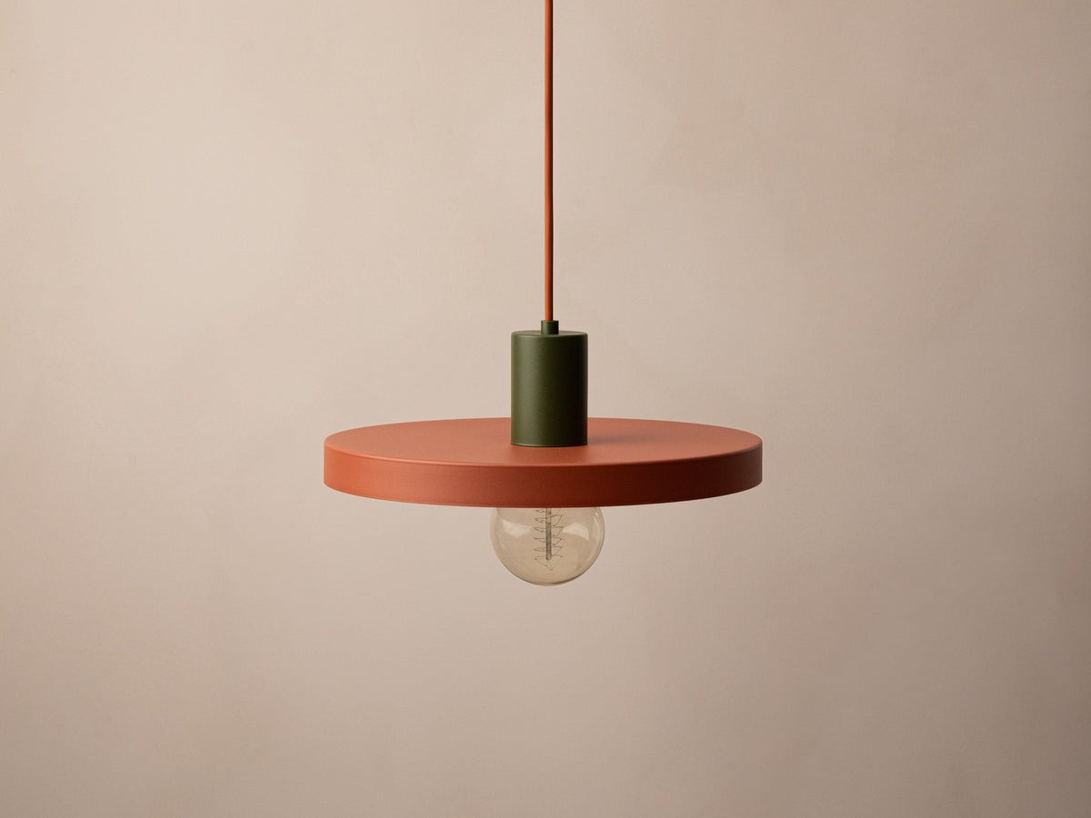 Grüne Ori Pendelleuchte von Micadoni mit rundem Metallschirm im Retro-Design, offene Fassung für Filament-Leuchtmittel, Höhe 145 cm.