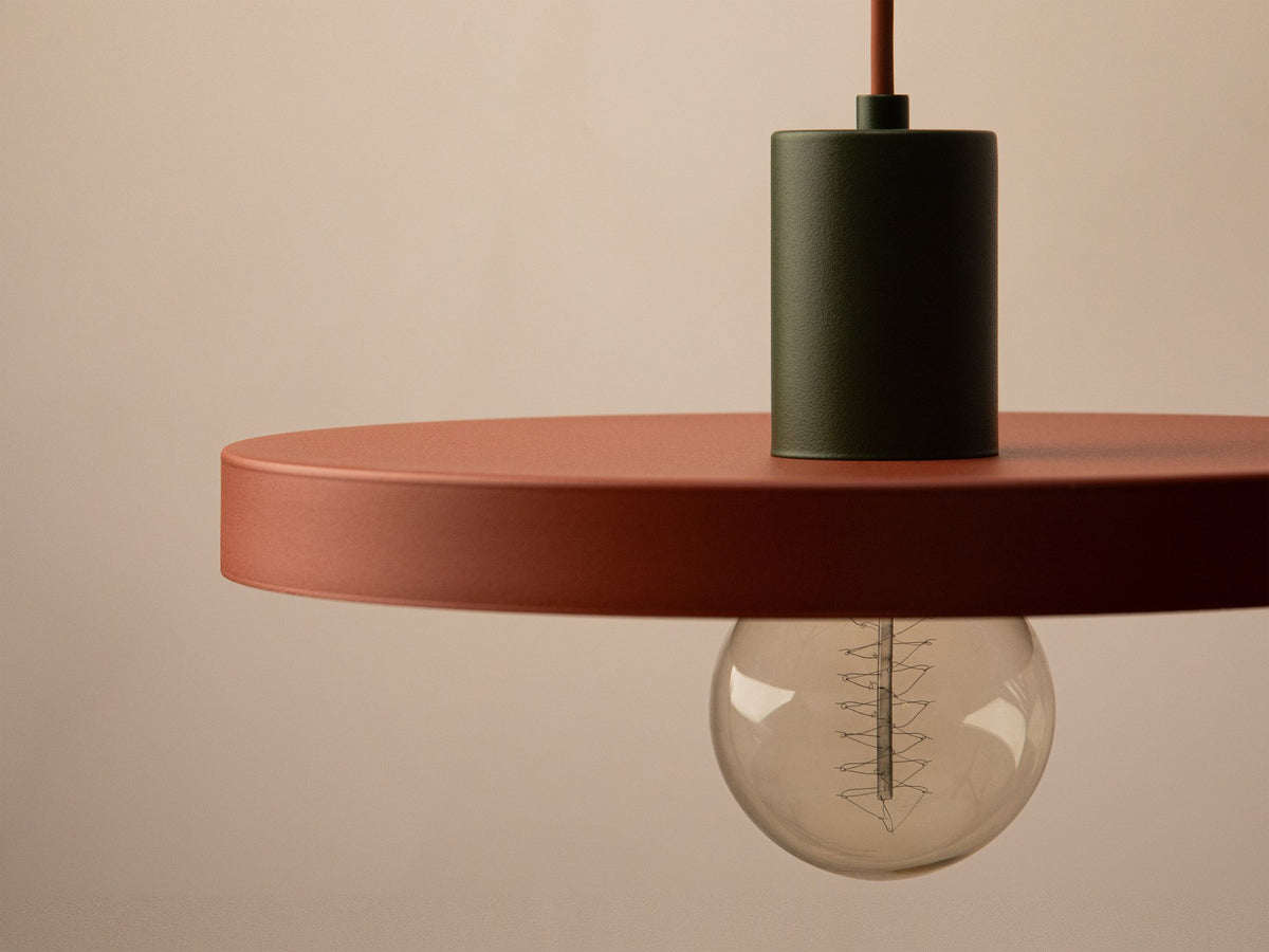 Grüne Ori Pendelleuchte von Micadoni mit rundem Metallschirm im Retro-Design, offene Fassung für Filament-Leuchtmittel, Höhe 145 cm.