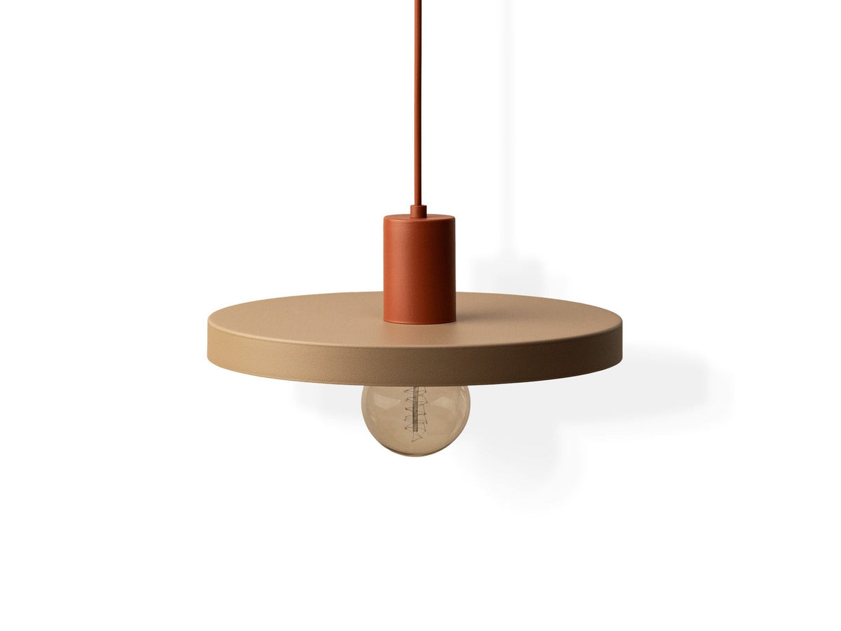 Grüne Ori Pendelleuchte von Micadoni mit rundem Metallschirm im Retro-Design, offene Fassung für Filament-Leuchtmittel, Höhe 145 cm.