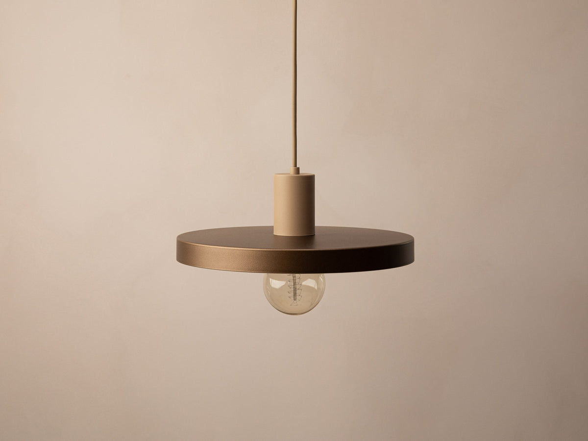 Grüne Ori Pendelleuchte von Micadoni mit rundem Metallschirm im Retro-Design, offene Fassung für Filament-Leuchtmittel, Höhe 145 cm.
