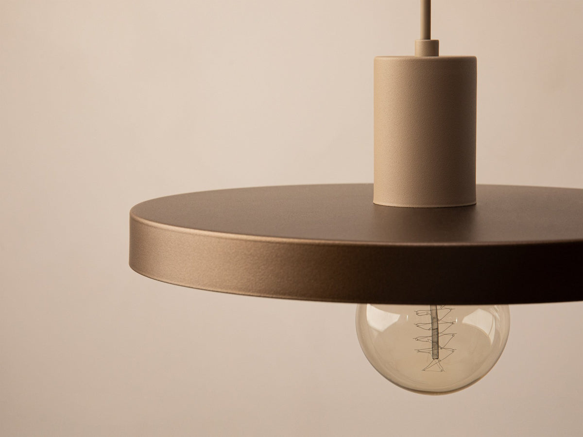 Grüne Ori Pendelleuchte von Micadoni mit rundem Metallschirm im Retro-Design, offene Fassung für Filament-Leuchtmittel, Höhe 145 cm.