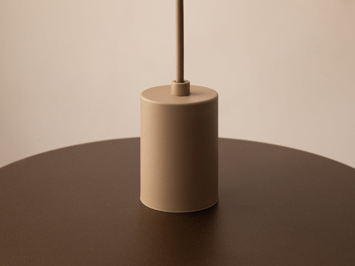 Grüne Ori Pendelleuchte von Micadoni mit rundem Metallschirm im Retro-Design, offene Fassung für Filament-Leuchtmittel, Höhe 145 cm.