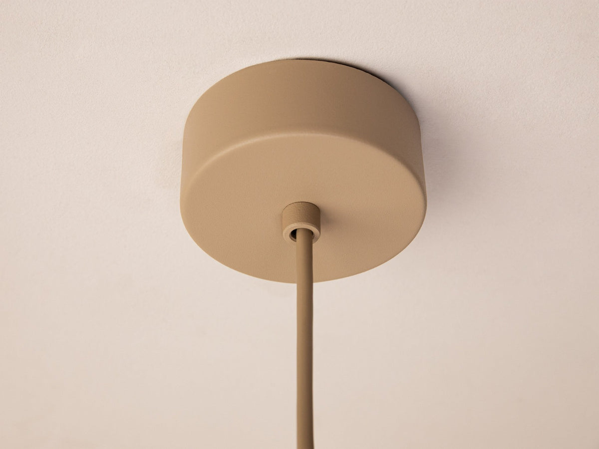 Grüne Ori Pendelleuchte von Micadoni mit rundem Metallschirm im Retro-Design, offene Fassung für Filament-Leuchtmittel, Höhe 145 cm.