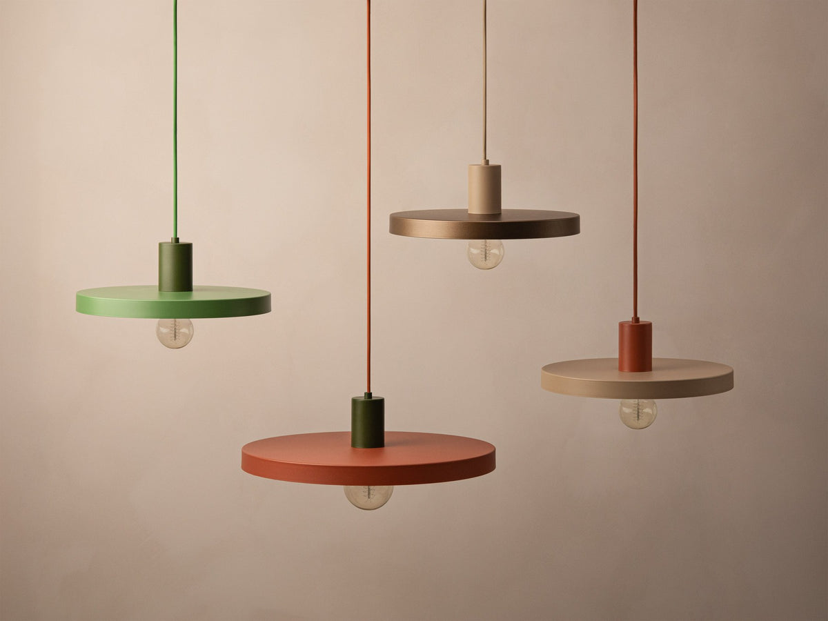 Grüne Ori Pendelleuchte von Micadoni mit rundem Metallschirm im Retro-Design, offene Fassung für Filament-Leuchtmittel, Höhe 145 cm.