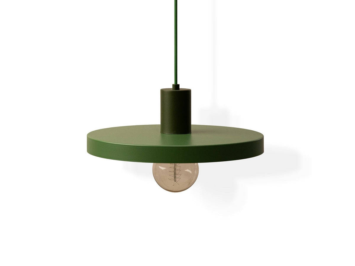 Grüne Ori Pendelleuchte von Micadoni mit rundem Metallschirm im Retro-Design, offene Fassung für Filament-Leuchtmittel, Höhe 145 cm.