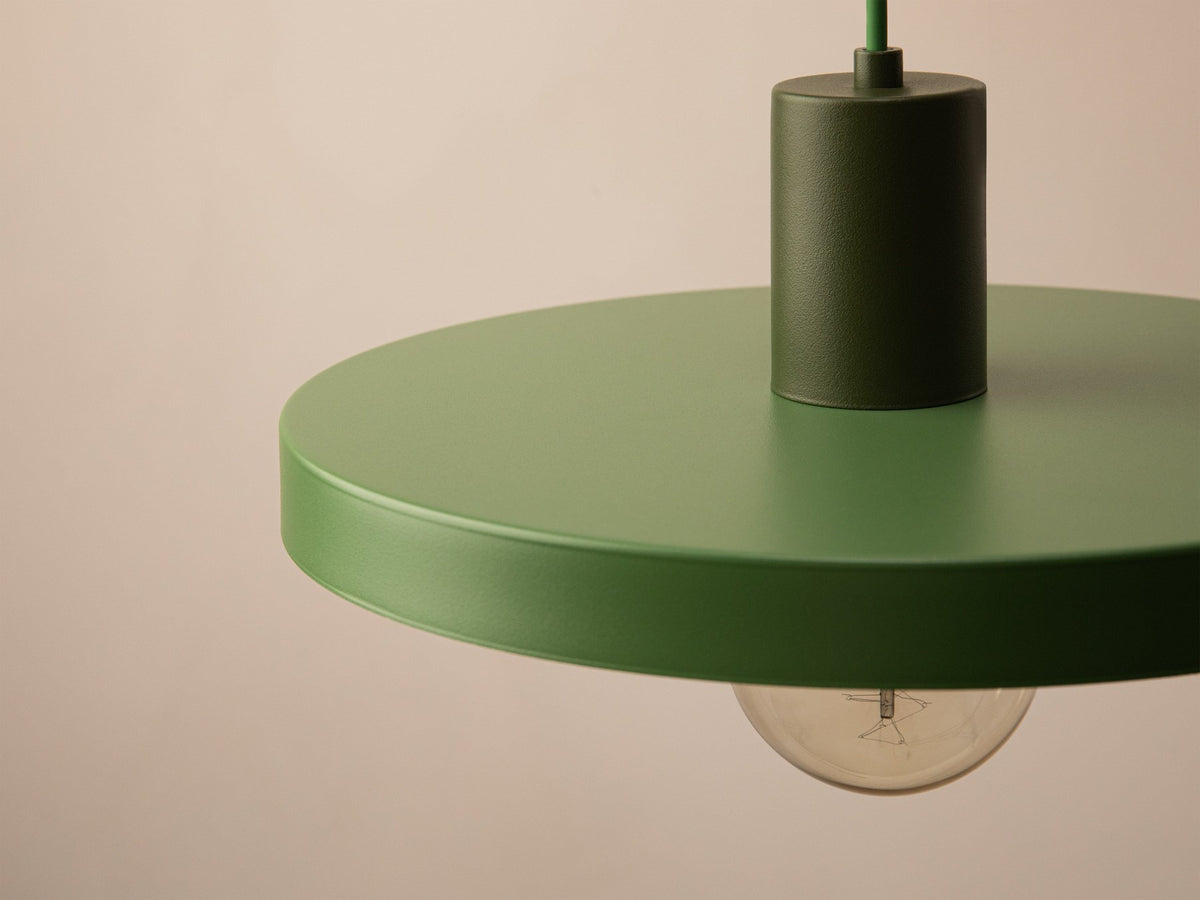 Grüne Ori Pendelleuchte von Micadoni mit rundem Metallschirm im Retro-Design, offene Fassung für Filament-Leuchtmittel, Höhe 145 cm.