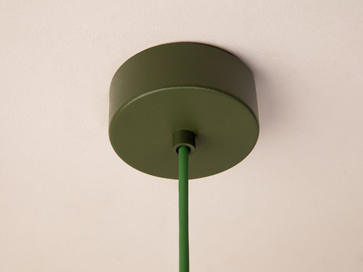 Grüne Ori Pendelleuchte von Micadoni mit rundem Metallschirm im Retro-Design, offene Fassung für Filament-Leuchtmittel, Höhe 145 cm.