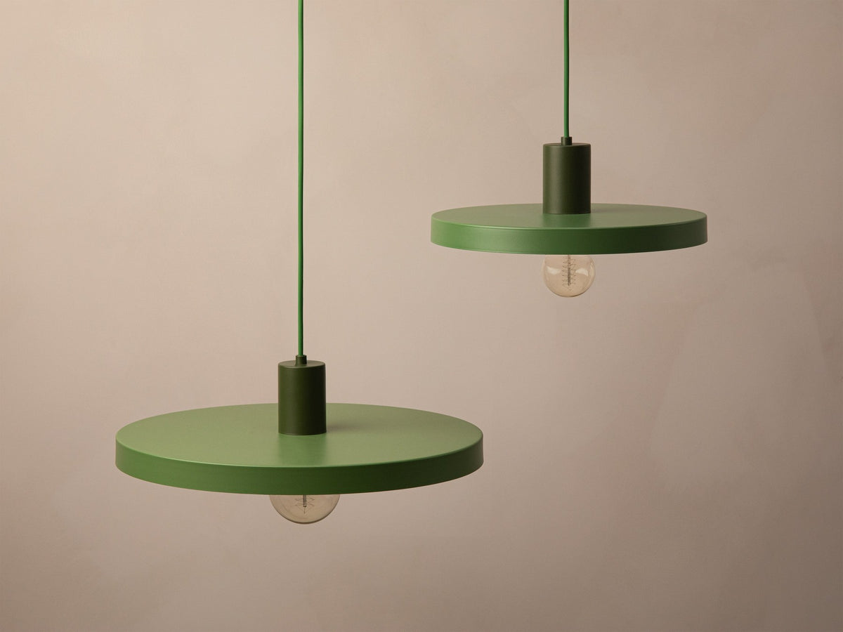 Grüne Ori Pendelleuchte von Micadoni mit rundem Metallschirm im Retro-Design, offene Fassung für Filament-Leuchtmittel, Höhe 145 cm.