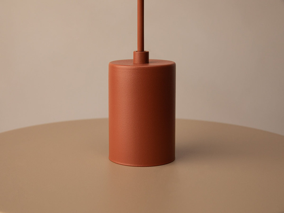 Grüne Ori Pendelleuchte von Micadoni mit rundem Metallschirm im Retro-Design, offene Fassung für Filament-Leuchtmittel, Höhe 145 cm.