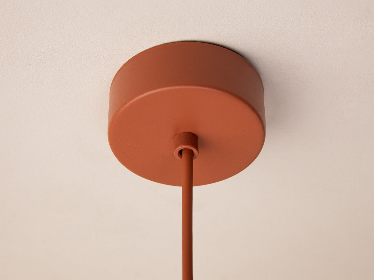 Grüne Ori Pendelleuchte von Micadoni mit rundem Metallschirm im Retro-Design, offene Fassung für Filament-Leuchtmittel, Höhe 145 cm.