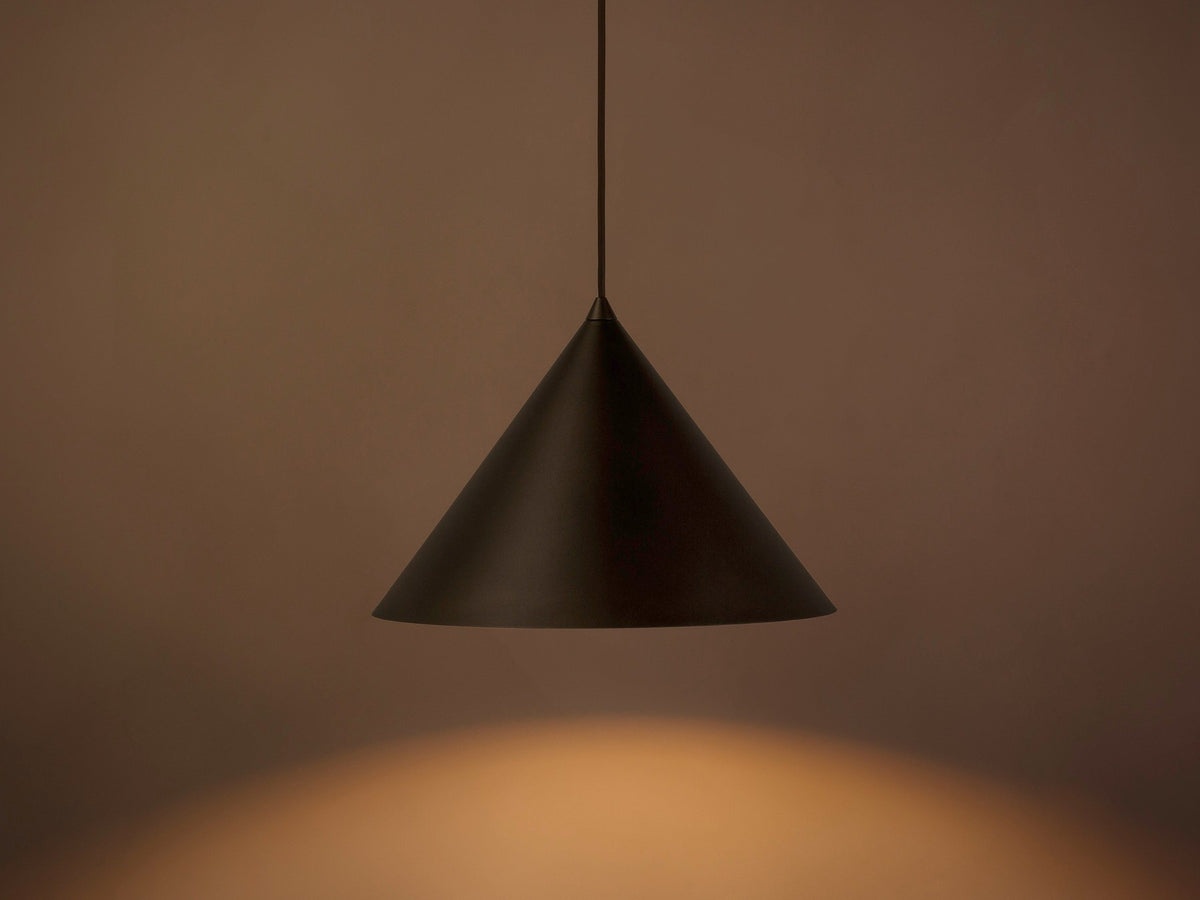 Pendelleuchte Timbo von Micadoni in Ziegel, konischer Schirm aus lackiertem Stahl, Fassung für E27-Leuchtmittel, minimalistisches Design