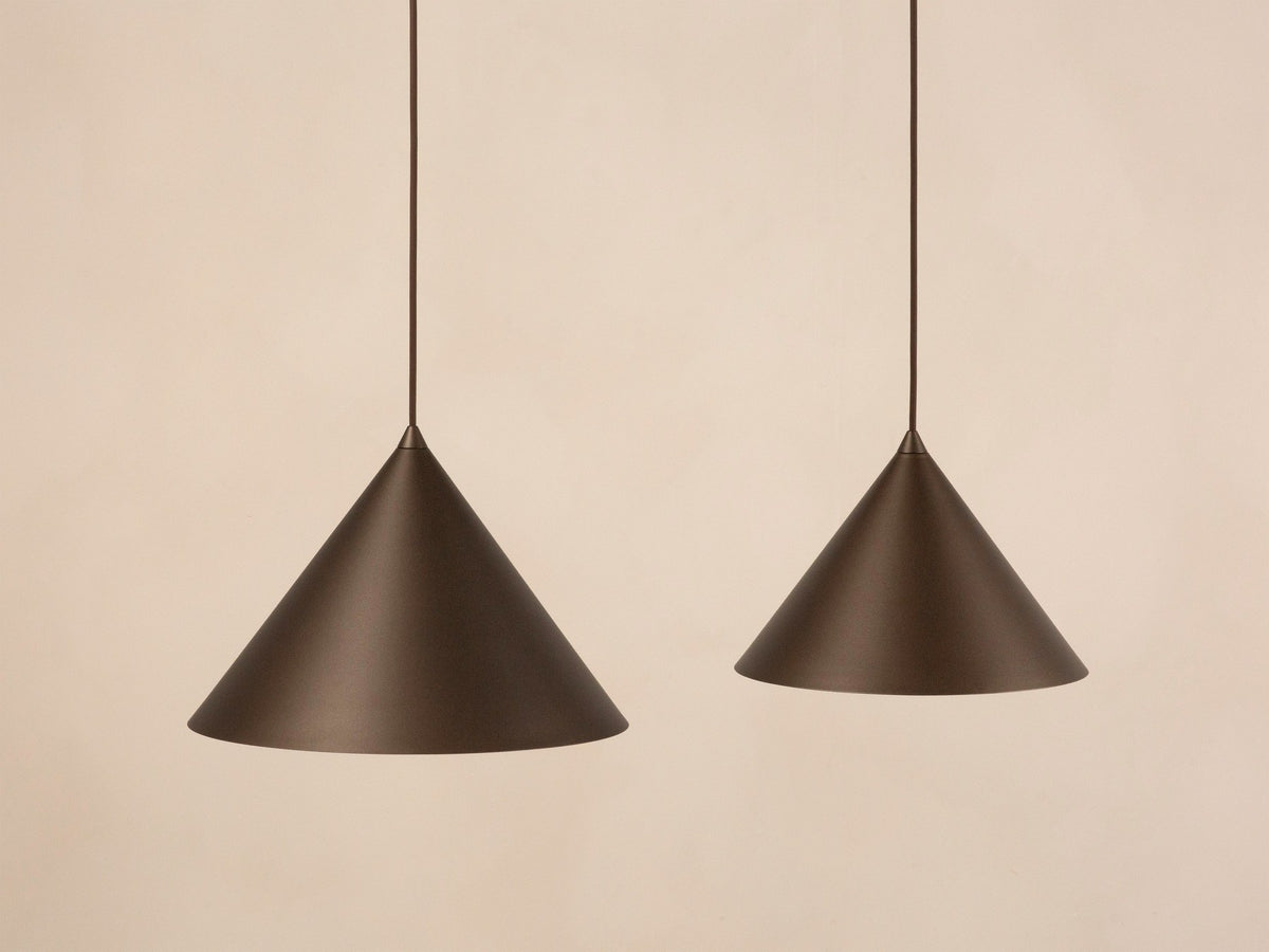 Pendelleuchte Timbo von Micadoni in Ziegel, konischer Schirm aus lackiertem Stahl, Fassung für E27-Leuchtmittel, minimalistisches Design