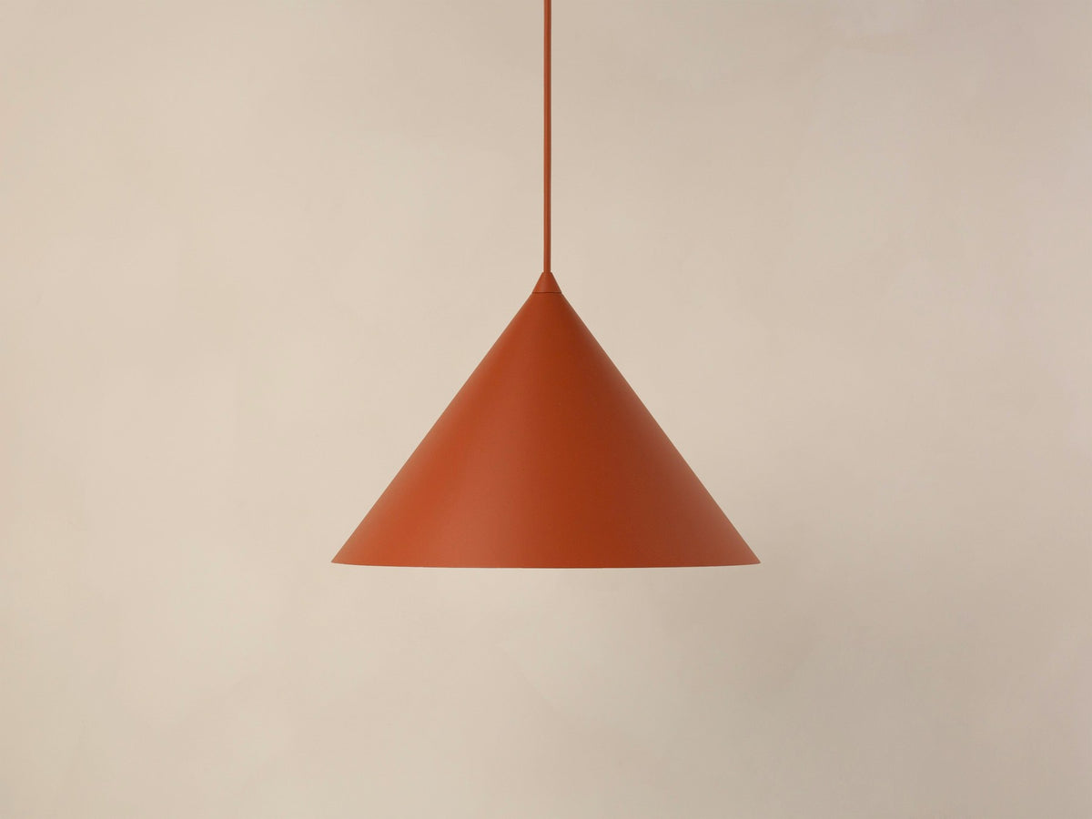 Pendelleuchte Timbo von Micadoni in Ziegel, konischer Schirm aus lackiertem Stahl, Fassung für E27-Leuchtmittel, minimalistisches Design