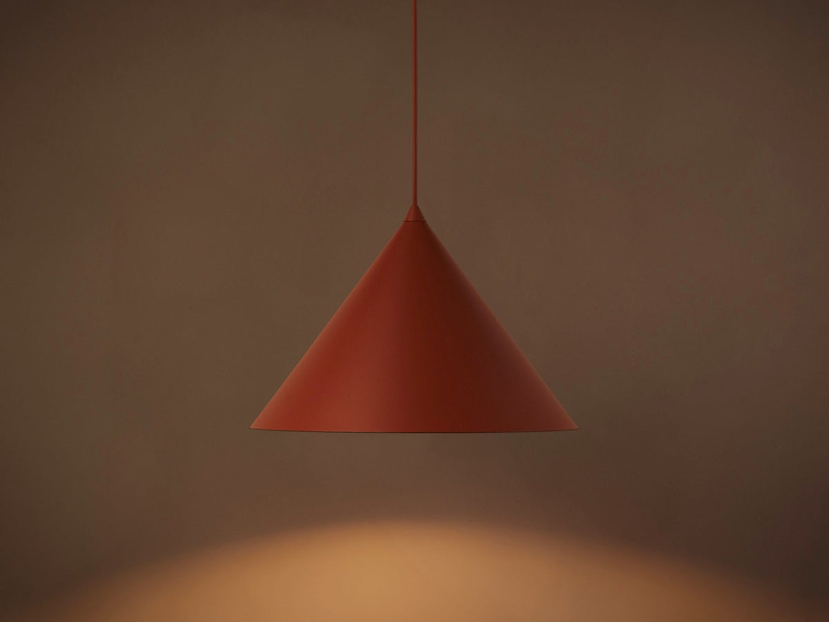 Pendelleuchte Timbo von Micadoni in Ziegel, konischer Schirm aus lackiertem Stahl, Fassung für E27-Leuchtmittel, minimalistisches Design