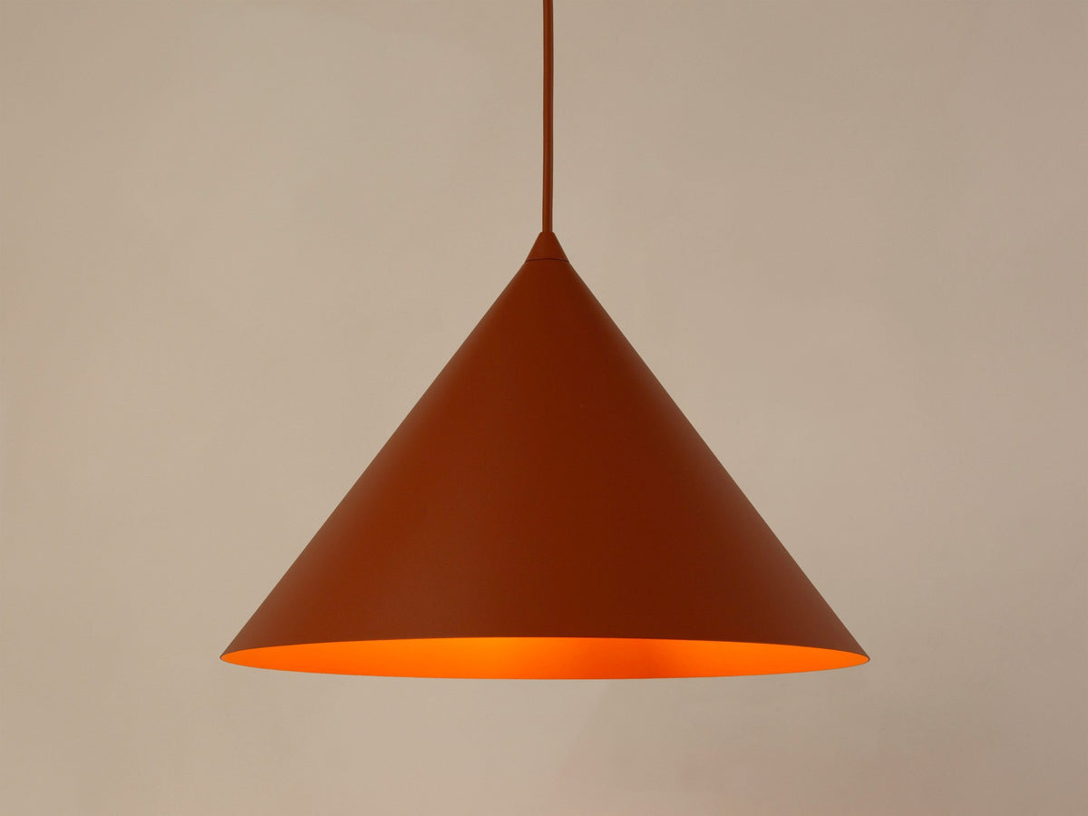 Pendelleuchte Timbo von Micadoni in Ziegel, konischer Schirm aus lackiertem Stahl, Fassung für E27-Leuchtmittel, minimalistisches Design
