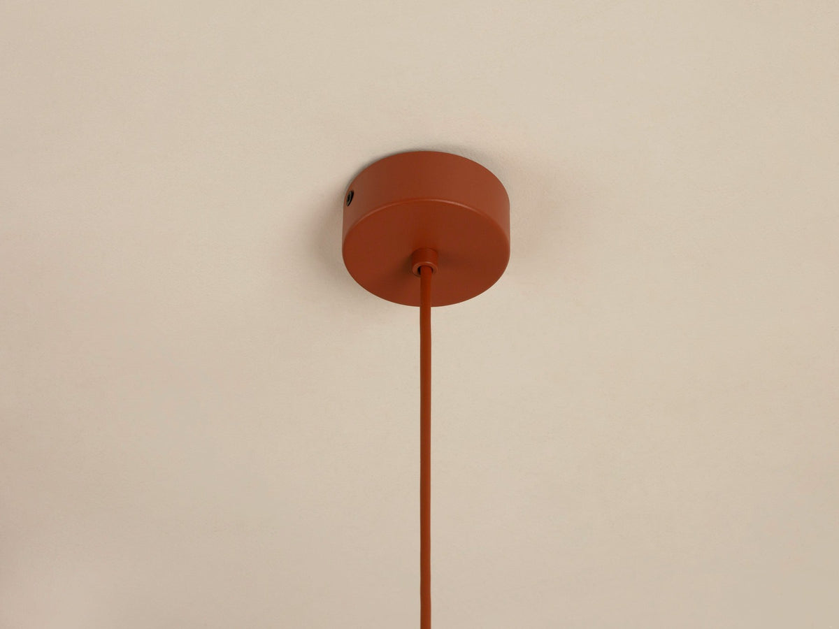 Pendelleuchte Timbo von Micadoni in Ziegel, konischer Schirm aus lackiertem Stahl, Fassung für E27-Leuchtmittel, minimalistisches Design
