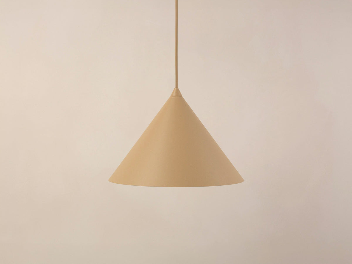 Pendelleuchte Timbo von Micadoni in Ziegel, konischer Schirm aus lackiertem Stahl, Fassung für E27-Leuchtmittel, minimalistisches Design