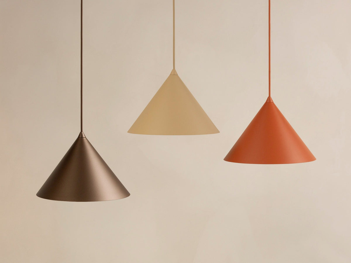 Pendelleuchte Timbo von Micadoni in Ziegel, konischer Schirm aus lackiertem Stahl, Fassung für E27-Leuchtmittel, minimalistisches Design