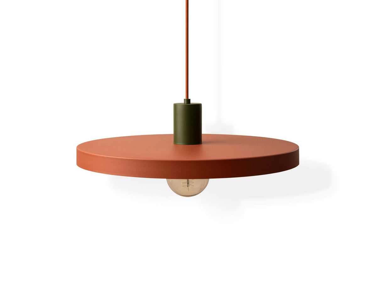 Grüne Ori Pendelleuchte von Micadoni mit rundem Metallschirm im Retro-Design, offene Fassung für Filament-Leuchtmittel, Höhe 145 cm.