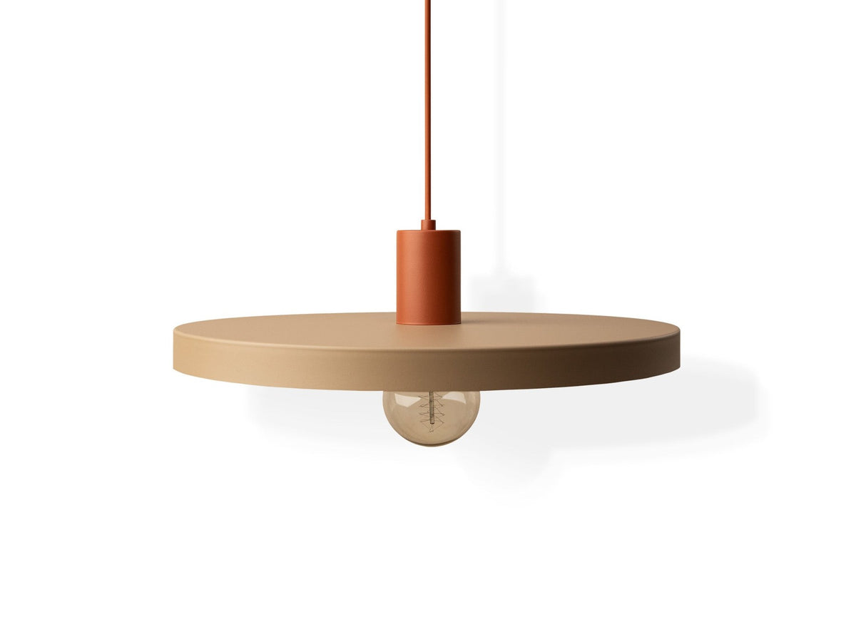 Grüne Ori Pendelleuchte von Micadoni mit rundem Metallschirm im Retro-Design, offene Fassung für Filament-Leuchtmittel, Höhe 145 cm.