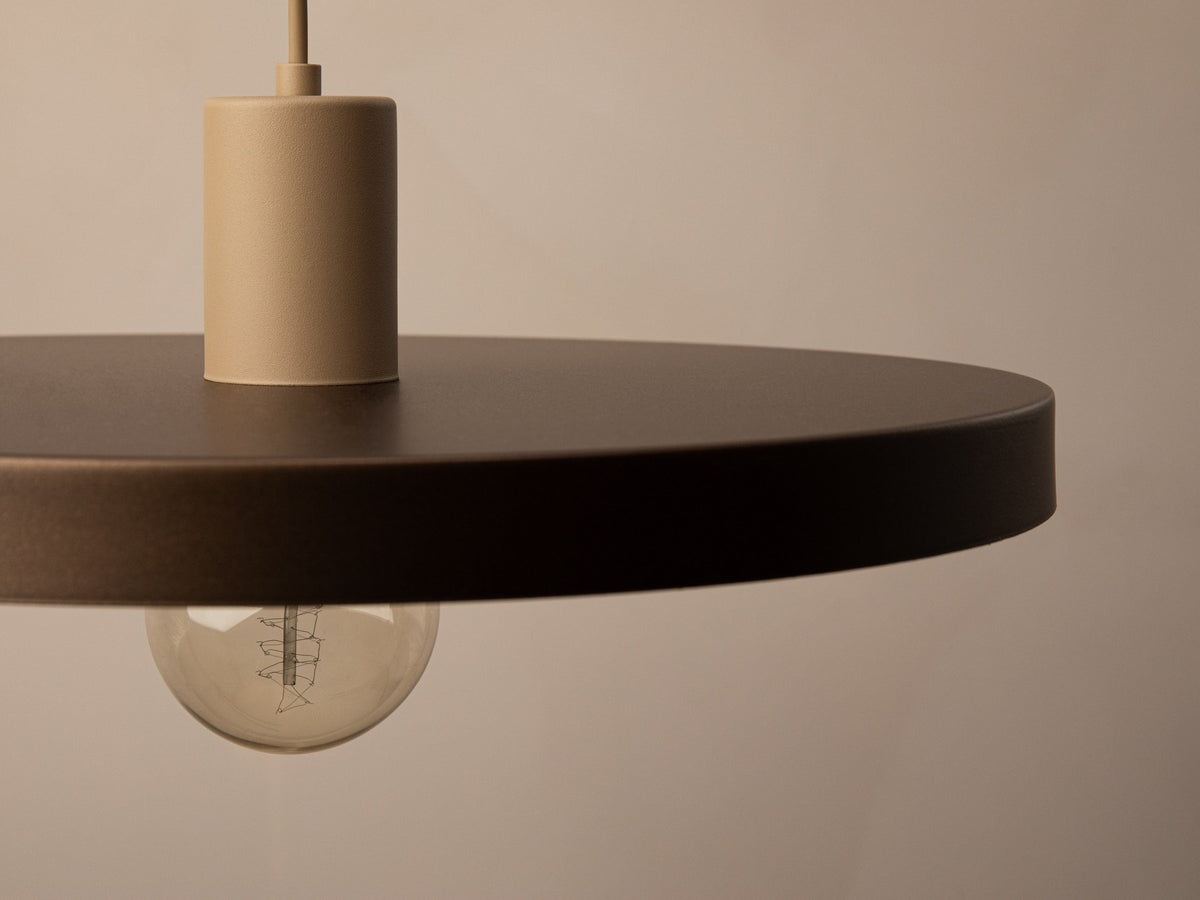 Grüne Ori Pendelleuchte von Micadoni mit rundem Metallschirm im Retro-Design, offene Fassung für Filament-Leuchtmittel, Höhe 145 cm.