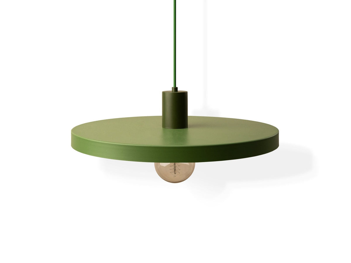Grüne Ori Pendelleuchte von Micadoni mit rundem Metallschirm im Retro-Design, offene Fassung für Filament-Leuchtmittel, Höhe 145 cm.