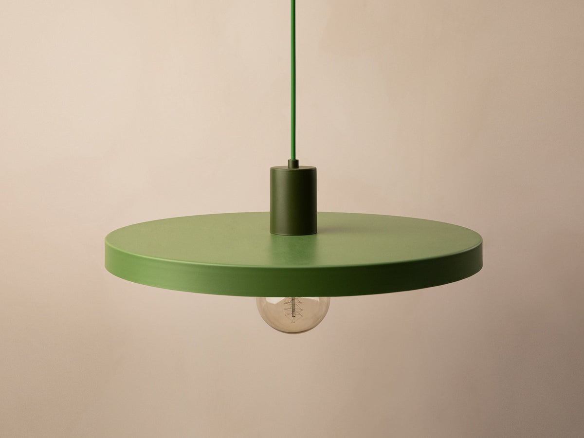 Grüne Ori Pendelleuchte von Micadoni mit rundem Metallschirm im Retro-Design, offene Fassung für Filament-Leuchtmittel, Höhe 145 cm.