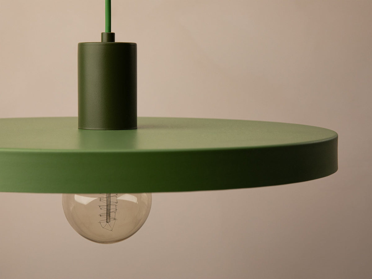 Grüne Ori Pendelleuchte von Micadoni mit rundem Metallschirm im Retro-Design, offene Fassung für Filament-Leuchtmittel, Höhe 145 cm.